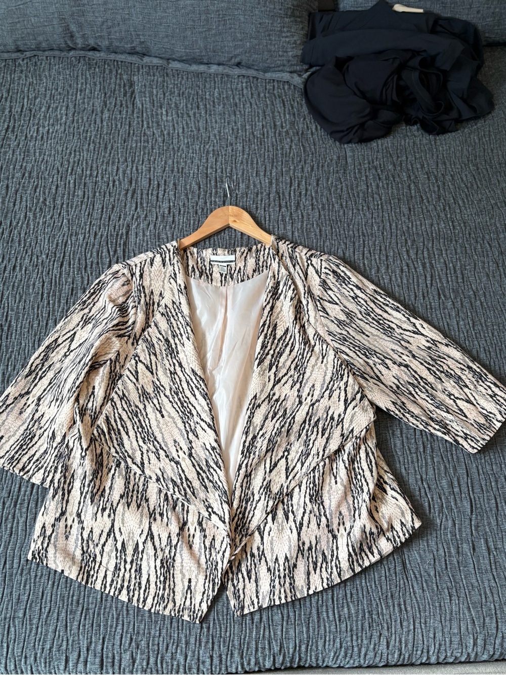 Jules & Leopold Blush Jacket with Black Abstract Print - Picture 7 of 7